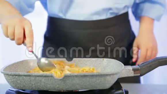 一个女人在平底锅里拌米粉视频的预览图