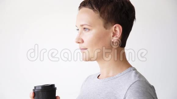 英俊的女人带着杯子慢动作商业镜头视频的预览图
