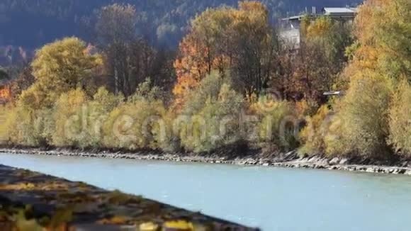 五彩缤纷的秋早在客栈河畔视频的预览图
