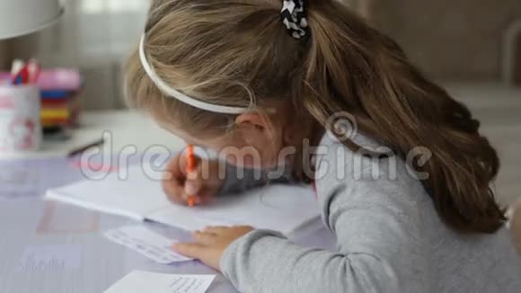 小女孩在做作业视频的预览图