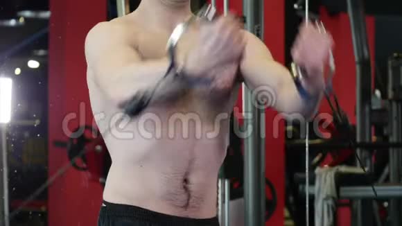 健身馆里的男健身员把手举起来视频的预览图