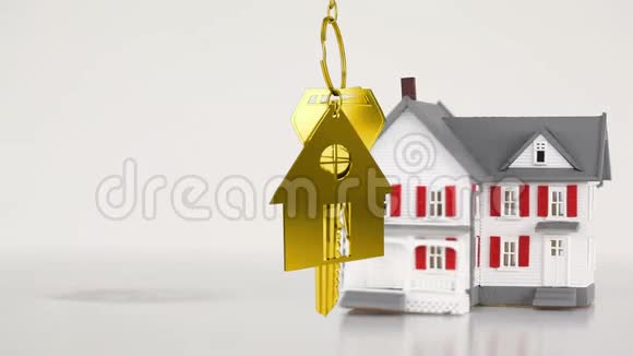 房子钥匙和钥匙挂在3d房子模型的背景上视频的预览图