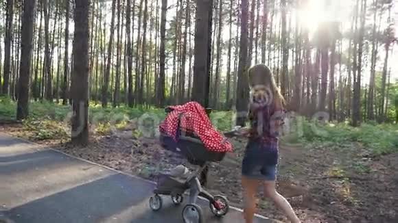 妈妈带着婴儿在公园散步视频的预览图