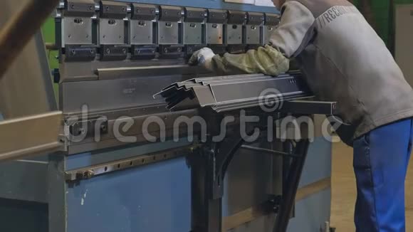 金属毛坯磨削工艺金属门的生产视频的预览图