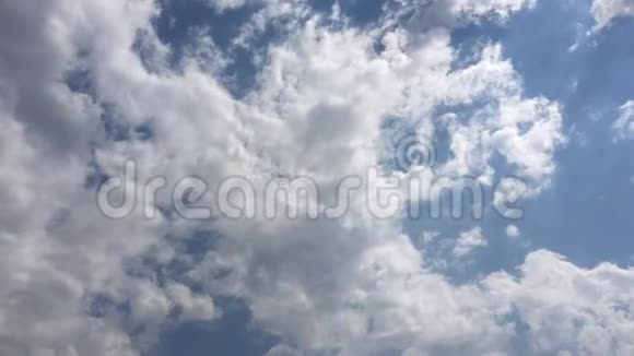 白云在蓝天上的烈日下消失了延时运动云蓝天背景云朵穿过视频的预览图
