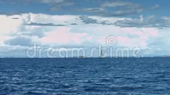 帆船漂浮在海上背景海岸线视频的预览图