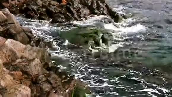 海浪在海洋或海洋附近的野生岩石上视频的预览图