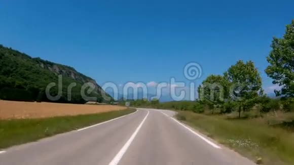 沿着科西嘉的路行驶视频的预览图