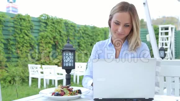 女商人在咖啡馆做笔记本电脑视频的预览图