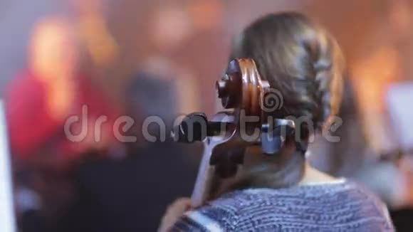 女人在演奏大提琴视频的预览图