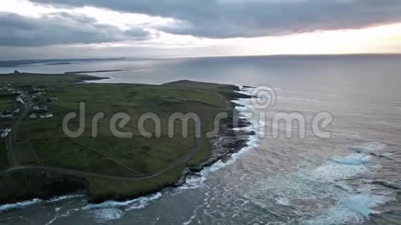 莫拉格莫尔角的鸟瞰图爱尔兰斯利戈县野生大西洋路的签名点视频的预览图