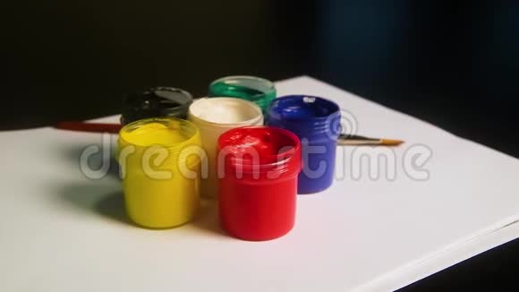 五颜六色的水粉罐和画笔视频的预览图