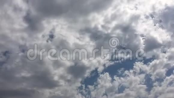 白云在蓝天上的烈日下消失了延时运动云蓝天背景云朵穿过视频的预览图