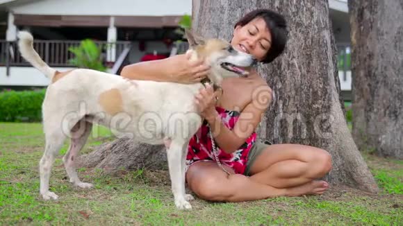 亚洲女人锻炼她的狗视频的预览图