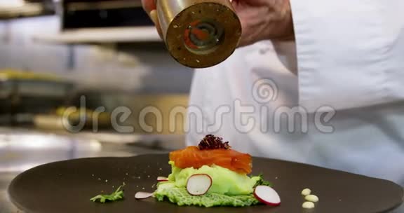 厨师装饰沙拉视频的预览图