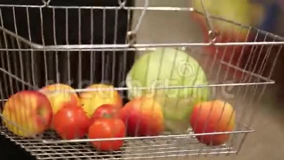 有水果和蔬菜的购物车视频的预览图