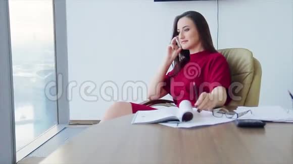 摩天大楼办公室里的女商人视频的预览图