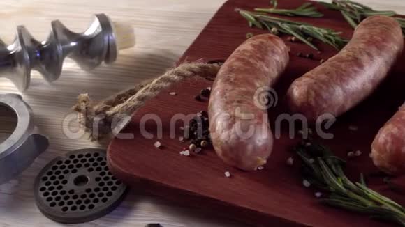 生香肠大蒜迷迭香和旧肉研磨机部件视频的预览图