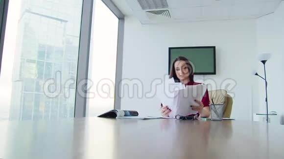 摩天大楼办公室里的女商人视频的预览图