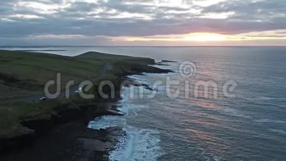 莫拉格莫尔角的鸟瞰图爱尔兰斯利戈县野生大西洋路的签名点视频的预览图