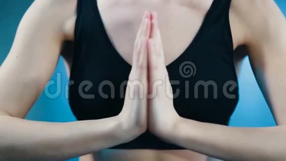 女人在室内做瑜伽视频的预览图