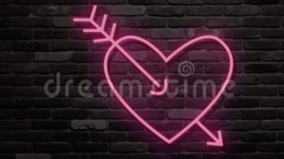 霓虹灯打开粉红色的心闪烁着音乐黑暗背景上的霓虹灯标志心脏快乐的设计元素视频的预览图