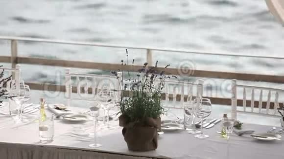 日落时分在欧洲海滩上的一家餐馆提供餐桌服务视频的预览图