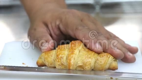 牛角面包切割厨房背景视频的预览图
