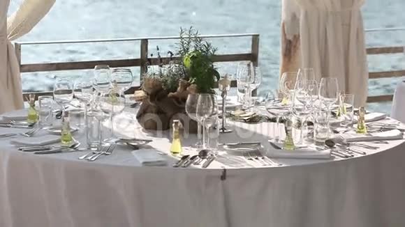 日落时分在欧洲海滩上的一家餐馆提供餐桌服务视频的预览图