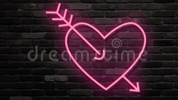 红粉红的心被箭给惊呆了霓虹灯闪光打开并关闭暗砖背景粉色轻型电动视频的预览图