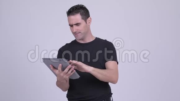 穿着男人用数码平板电脑得到坏消息视频的预览图