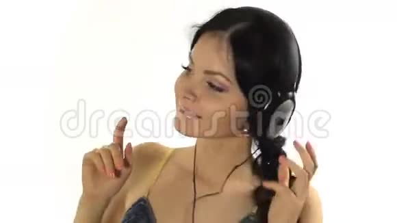 音乐听着耳机跳舞的女人视频的预览图