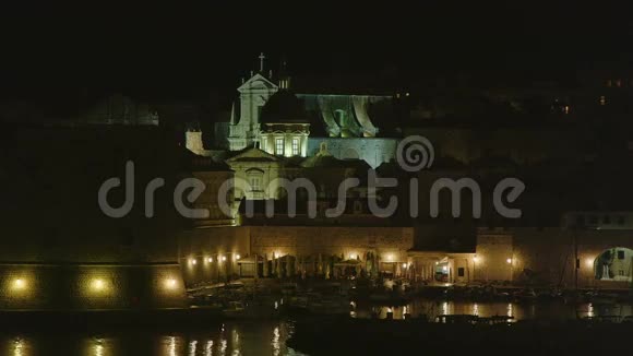 晚上进入杜布罗夫尼克老城港口视频的预览图