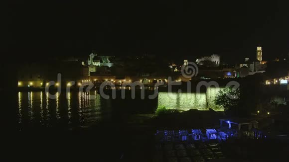 晚上进入杜布罗夫尼克老城港口视频的预览图