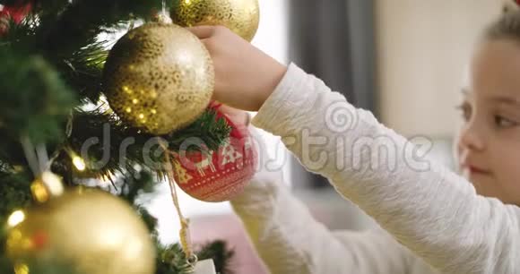 装饰圣诞树的孩子视频的预览图