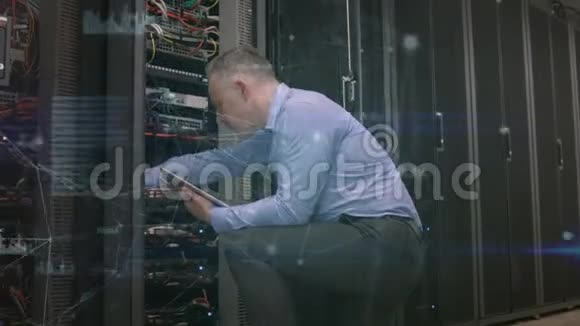 服务器机房的技术员视频的预览图