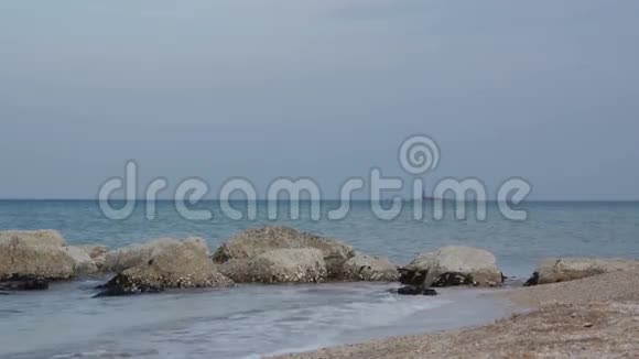 蓝色的海浪拍打着地中海海岸视频的预览图