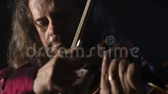 年轻有才华的小提琴手用小提琴创作音乐视频的预览图