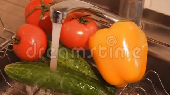 厨房水槽里洗蔬菜视频的预览图