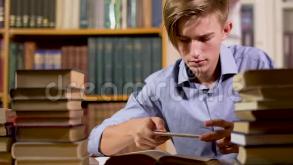 在图书馆桌子旁的年轻帅哥视频的预览图