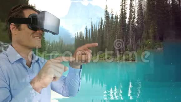人使用VR视频视频的预览图