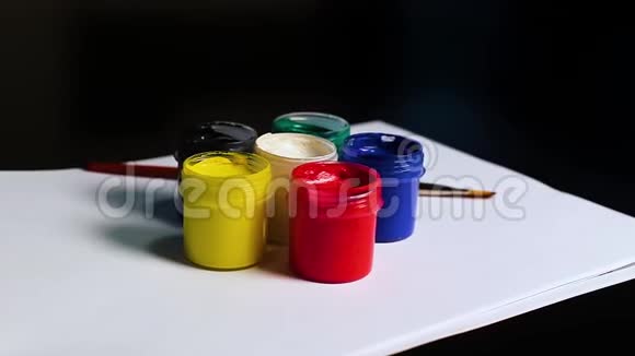 五颜六色的水粉罐和画笔视频的预览图