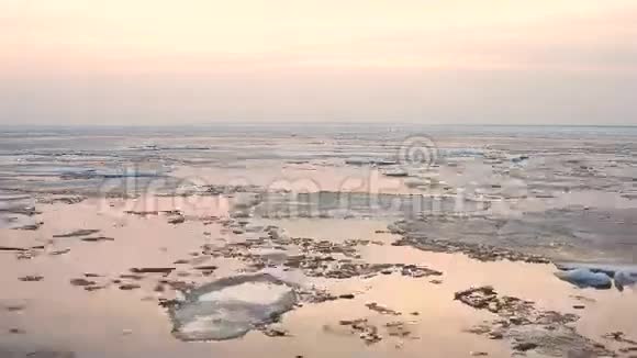 冰在河上漂流在春天冰飘浮视频的预览图