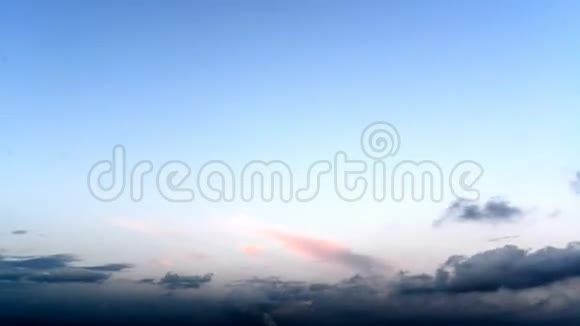日落的天空上的时光流逝的云彩视频的预览图