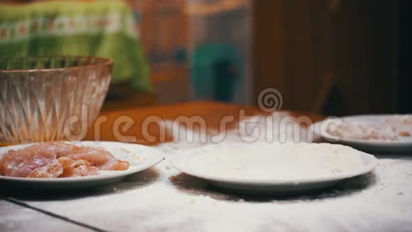 在家庭厨房里的一盘面粉上的肉瀑布慢动作视频的预览图