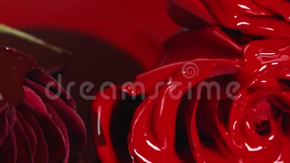 红色油漆口红液体质地油彩为绘画混合色调艺术化妆为脸玫瑰花视频的预览图