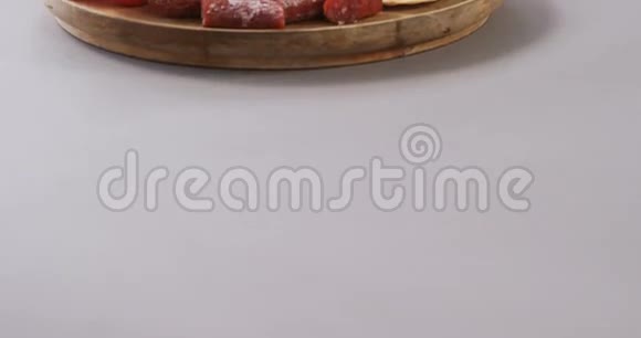 脆饼干西红柿葡萄和木板上的一碗奶酪视频的预览图