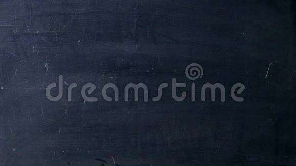 情人节快乐用手画白色粉笔在黑色学校黑板画在黑板上的心形视频的预览图