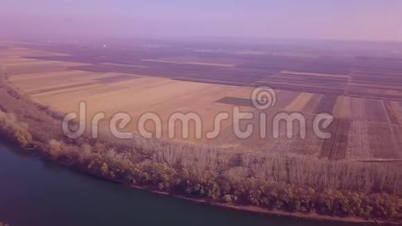 慢无人驾驶飞机飞越蓝河和农田视频的预览图