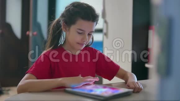 少女在平板电脑网络游戏中玩女童社交媒体平板电脑互联网慢视频室内视频的预览图